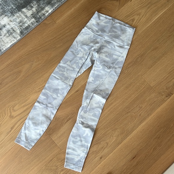 Lululemon Wunder Under 25” White Camo in size 2 - Picture 3 of 3